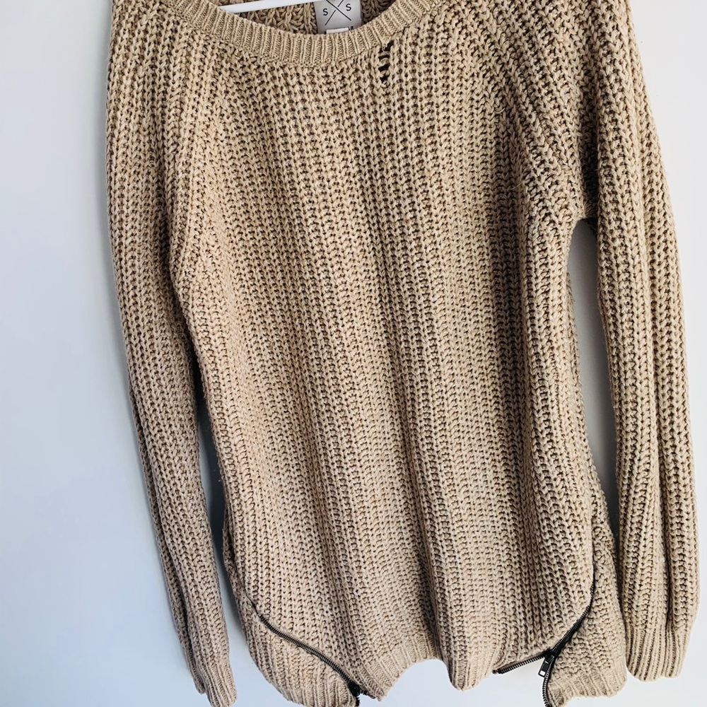 Light brown long sleeves knitted sweater. Medium.